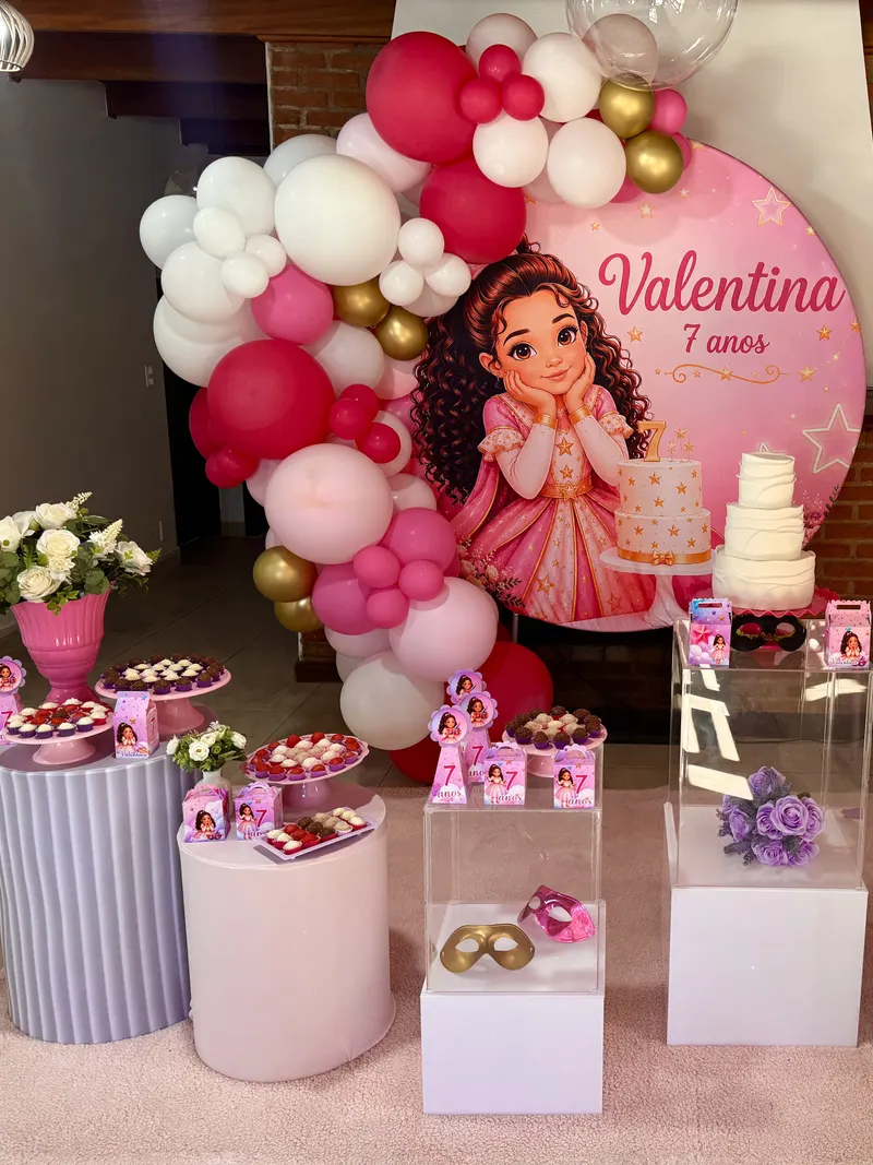 Festa infantil de 7 anos com painel ilustrado de princesa, balões rosa, vermelhos e brancos e mesa de doces